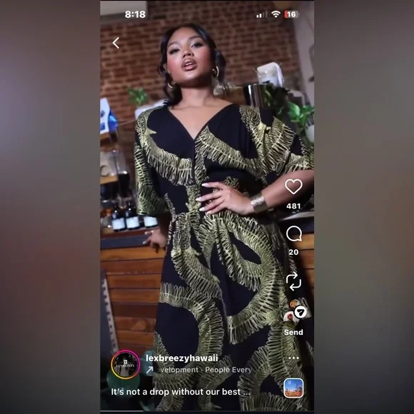 Elegant Black and Gold Floral Dress - Picture 4 of 4